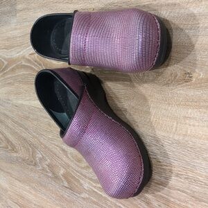 Sanita Textured Mauve Women's Clogs size 36 (5.5-6 US)